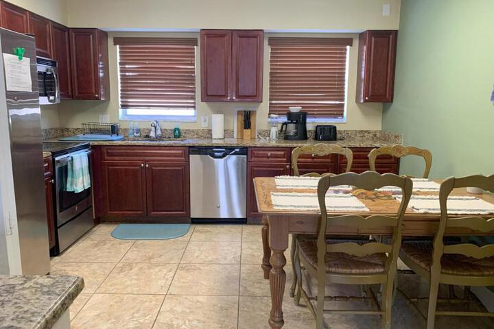 Tranquil Waterfront 2bd1ba Apt in North Palm Beach
