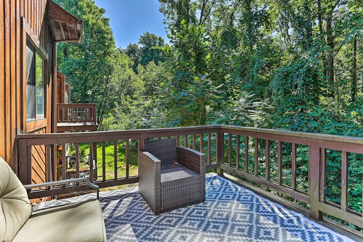 Gorgeous Vernon Township Condo w / Balcony!