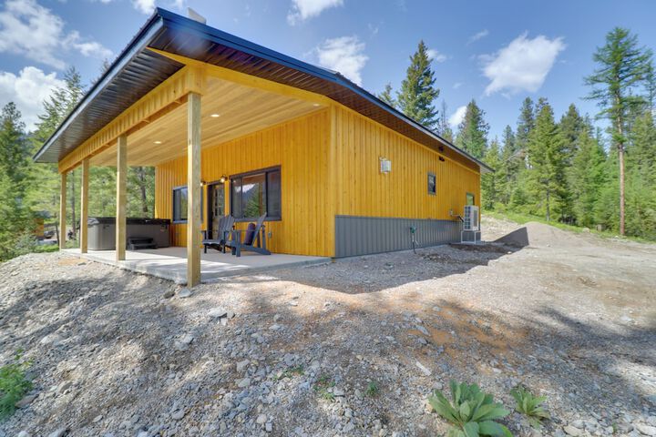 Lakeside Cabin Retreat w / Private Hot Tub!