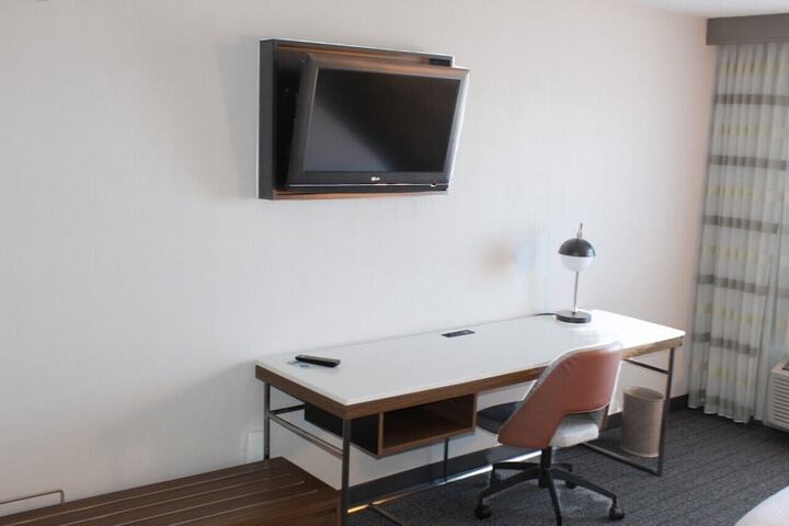 Room 32 of 65