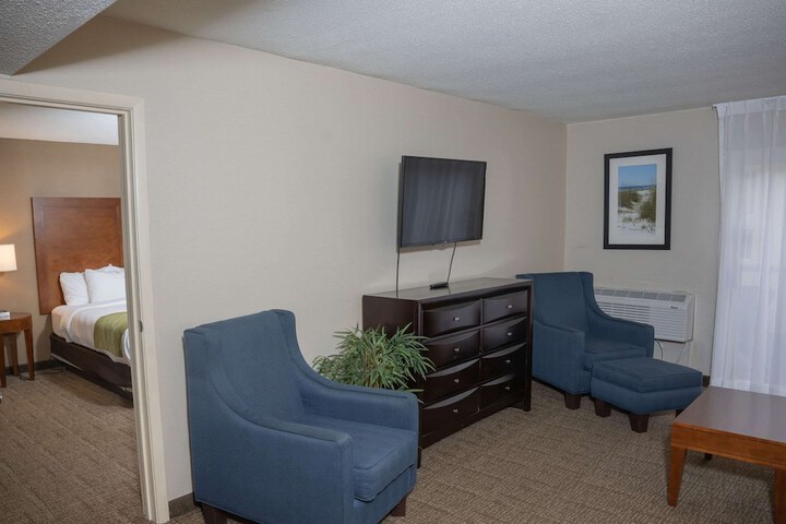 Comfort Inn & Suites Erie - Splash Lagoon Indoor Waterpark