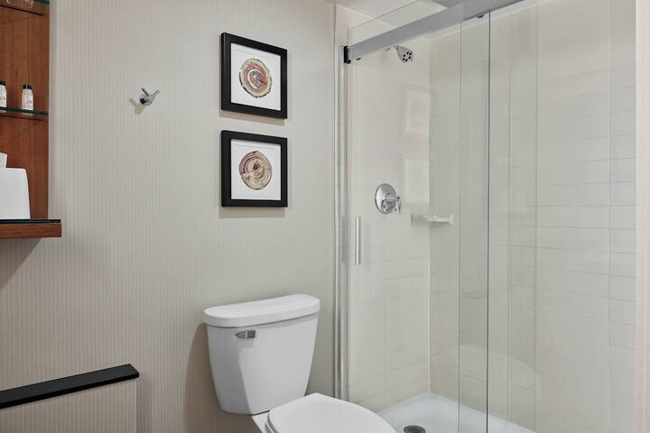 Delta Hotels by Marriott Milwaukee Northwest