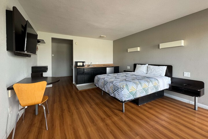 Room 22 of 38