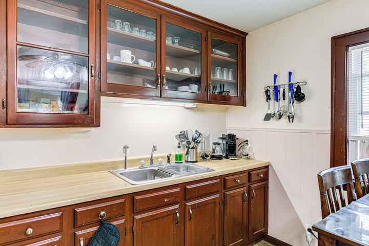 Apartment 1 Mi to Buffalo Botanical Gardens!