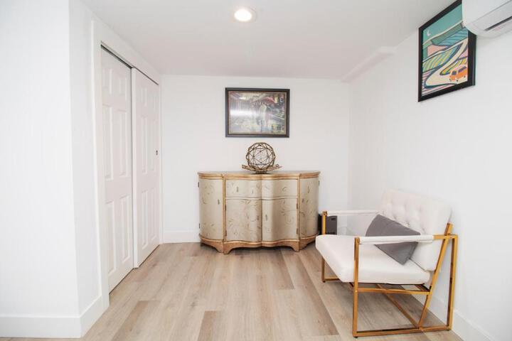 Exceptional & Central Garden Suite, Top Amenities & Care!