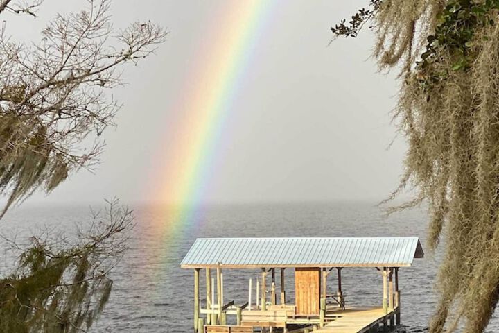 Renovated Crescent Lake Escape w / Waterfront Deck!