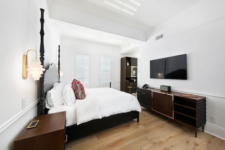 Room 27 of 71