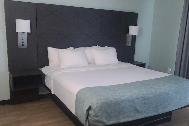 Room 10 of 16