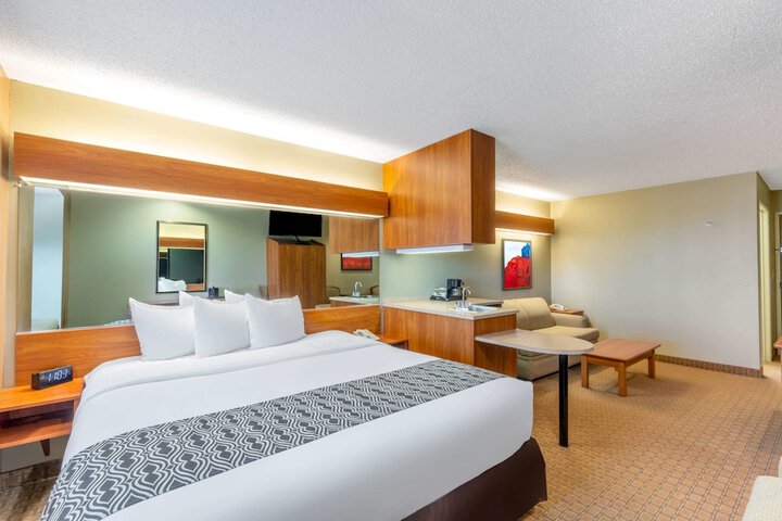 Room 17 of 28