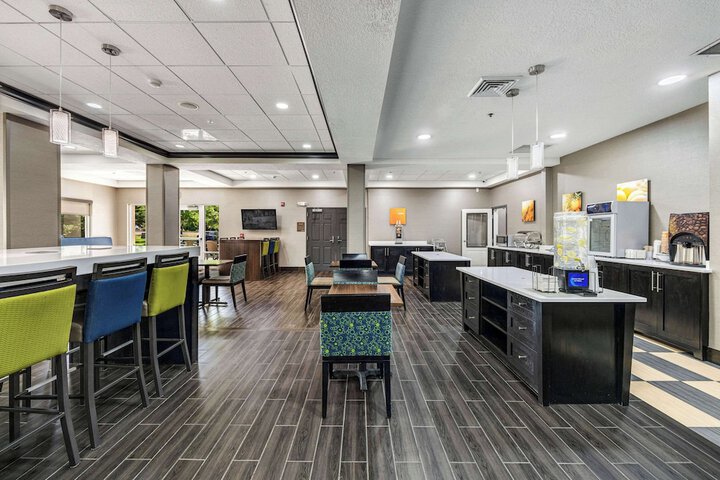 Comfort Inn & Suites Logan Near University