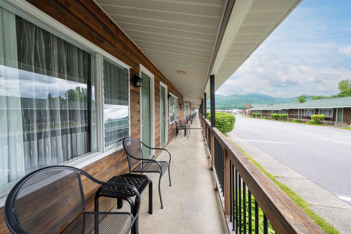 Scottys Lakeside Resort