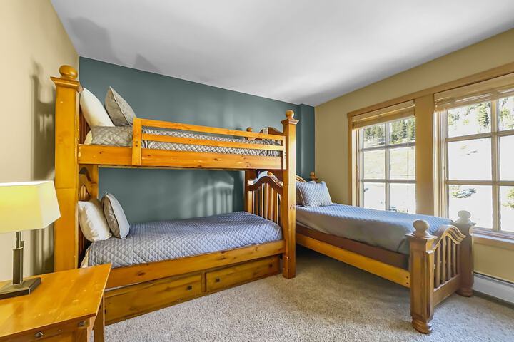Luxury Remodeled Passage Point Condo - Short Walk to Lifts - Incredible View - PP403 by Redawning
