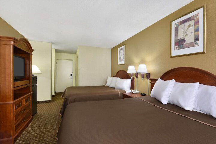 Howard Johnson Hotel & Suites by Wyndham Allentown / Dorney