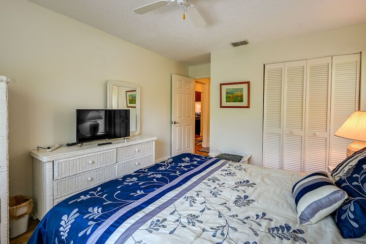 3 Mi to Beaches: Naples Condo w / Pool Access!