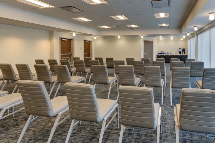 Holiday Inn Express & Suites Roanoke – Civic Center by IHG