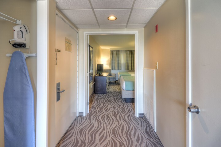 Ballroom/Hall 62 of 76