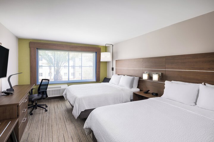 Room 28 of 60