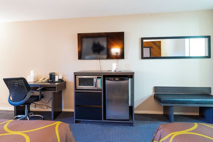 Super 8 by Wyndham Gananoque / Country Squire Resort