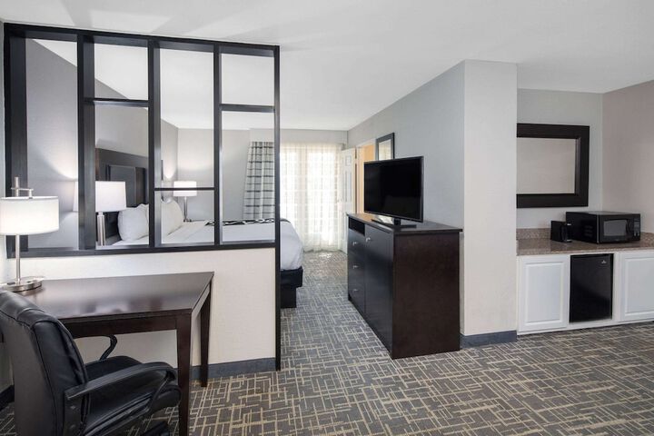 Room 33 of 62