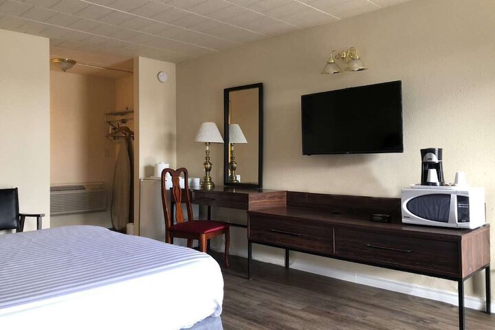 Room 4 of 8