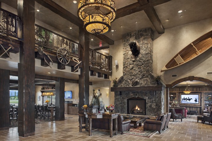 Glacier International Lodge