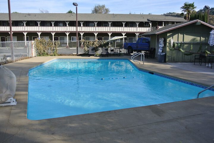 Vino Inn & Suites