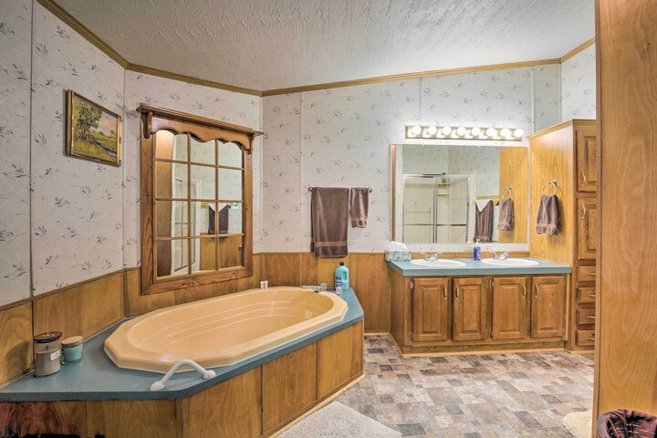 Cedar Creek Lake Access: Retreat w / Deck