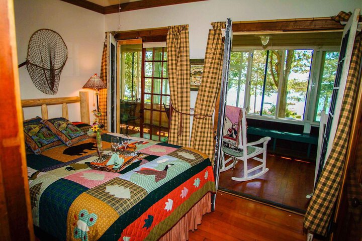 Lake Ripley Lodge w Lake Front Rooms Grand Porch, Kayaks & Paddleboard
