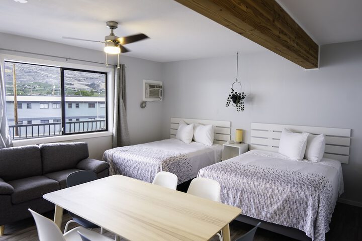 Poplars Motel on the lake