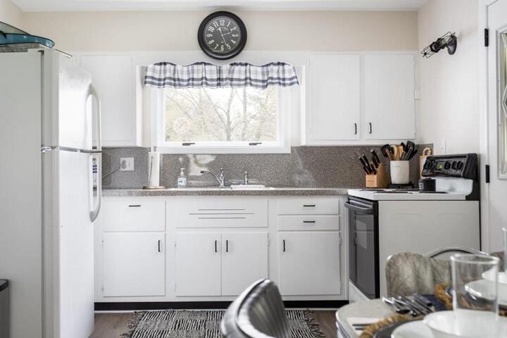 Cedar Creek Cottage Close to Downtown Traverse City Beaches and the TART Trail