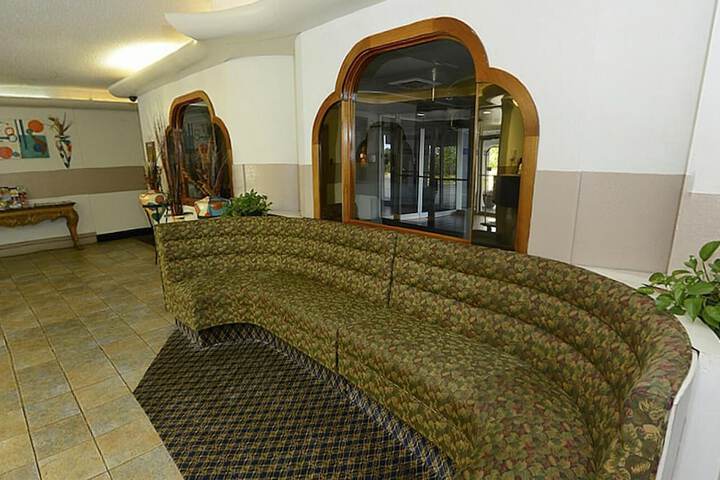 Howard Johnson by Wyndham Benton Harbor / St. Joseph