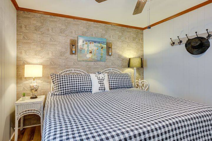 Oak Island Vacation Rental w / Decks Walk to Beach