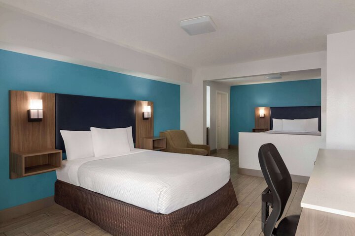 Room 32 of 84