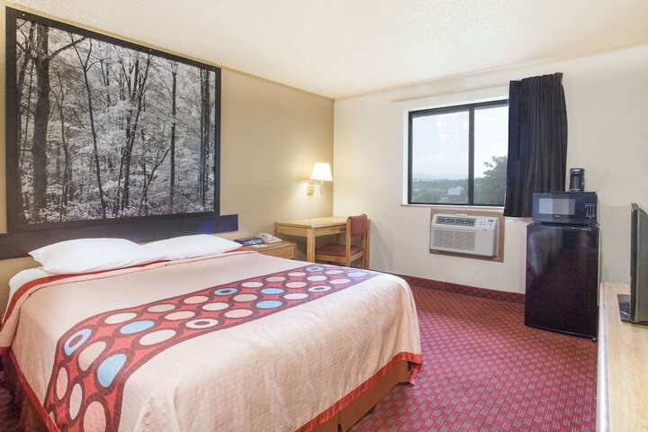 Room 9 of 16