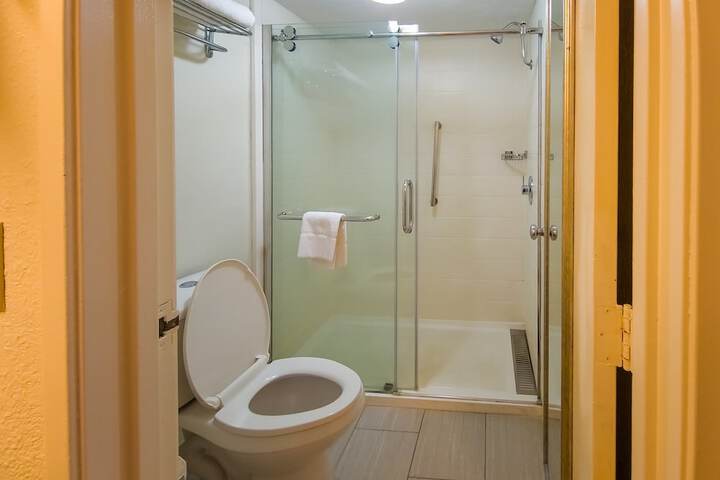 Room 25 of 28