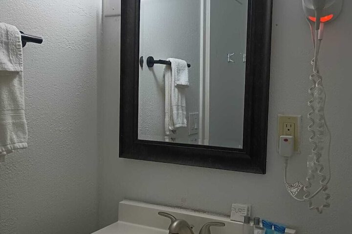 Cedar Inn & Suites