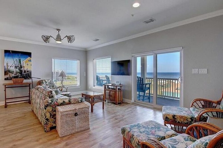 Beachgate CondoSuites and Oceanfront Resort