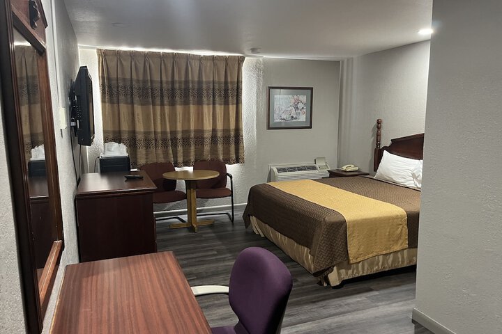 Room 10 of 16