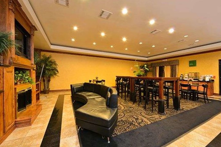 Comfort Suites Bay City East