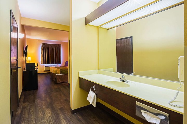 Room 15 of 37