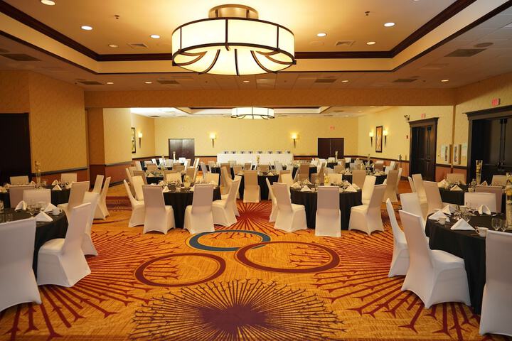 Ballroom/Hall 69 of 70