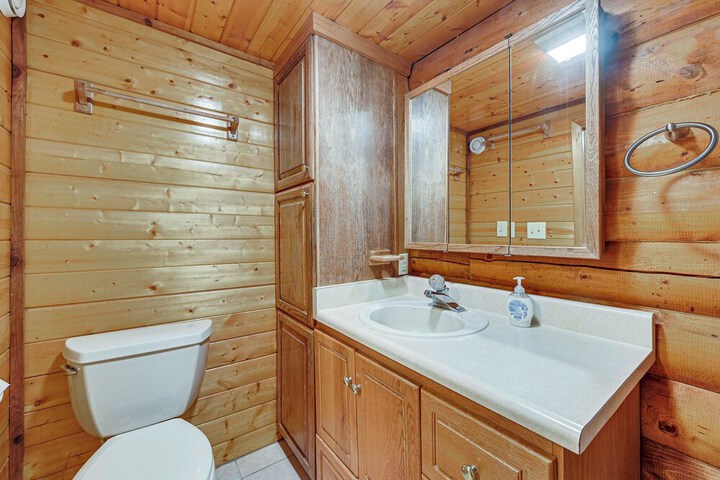 Roomy Log Cabin w / Hot Tub Walk to Kenai River!