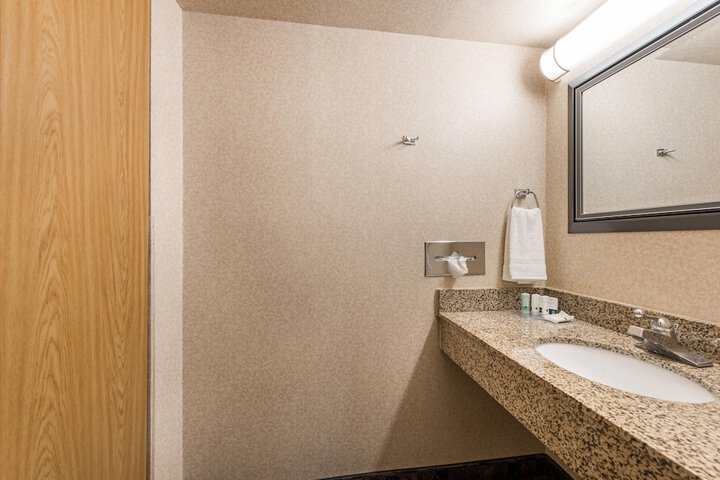 Quality Inn & Suites Portage Central