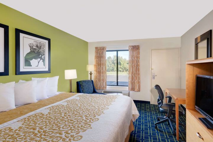 Room 10 of 16