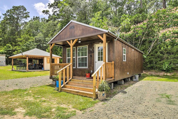 Lakefront Cabin w / Access to 2 Paddleboats!