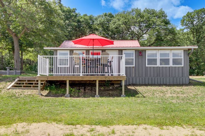 Lakefront Motley Cabin w / Private Deck + Dock!