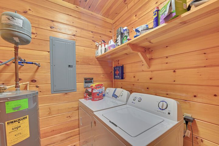 Pet-friendly Cabin w / Hot Tub in Daniel Boone NF