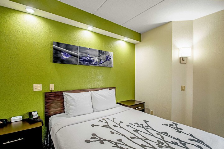 Room 33 of 46