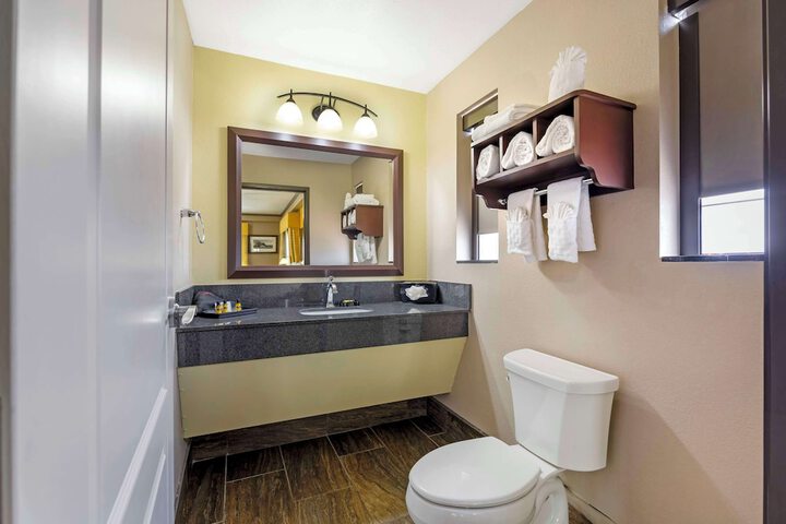 Best Western Plus Emerald Inn & Suites