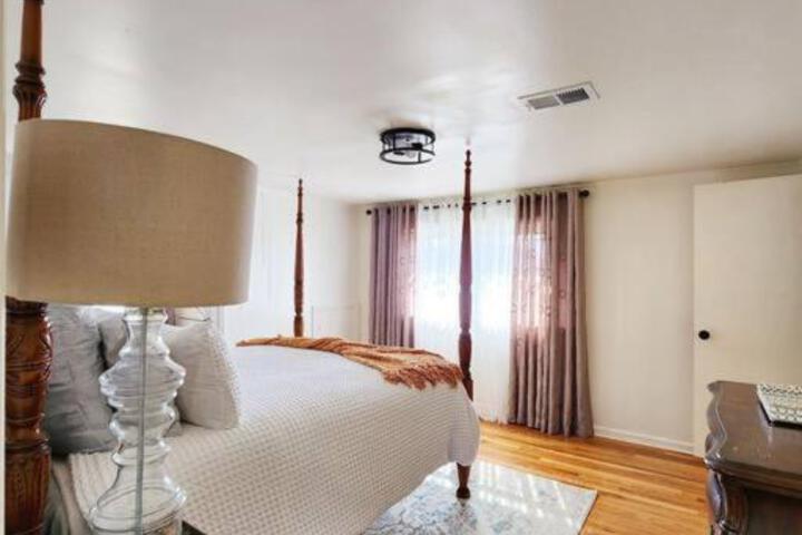 Chic Spacious Apt Near Attractions / Food/EWR/NYC